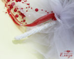Стилен булчински букет от рози в бяло и червено с перлена дръжка